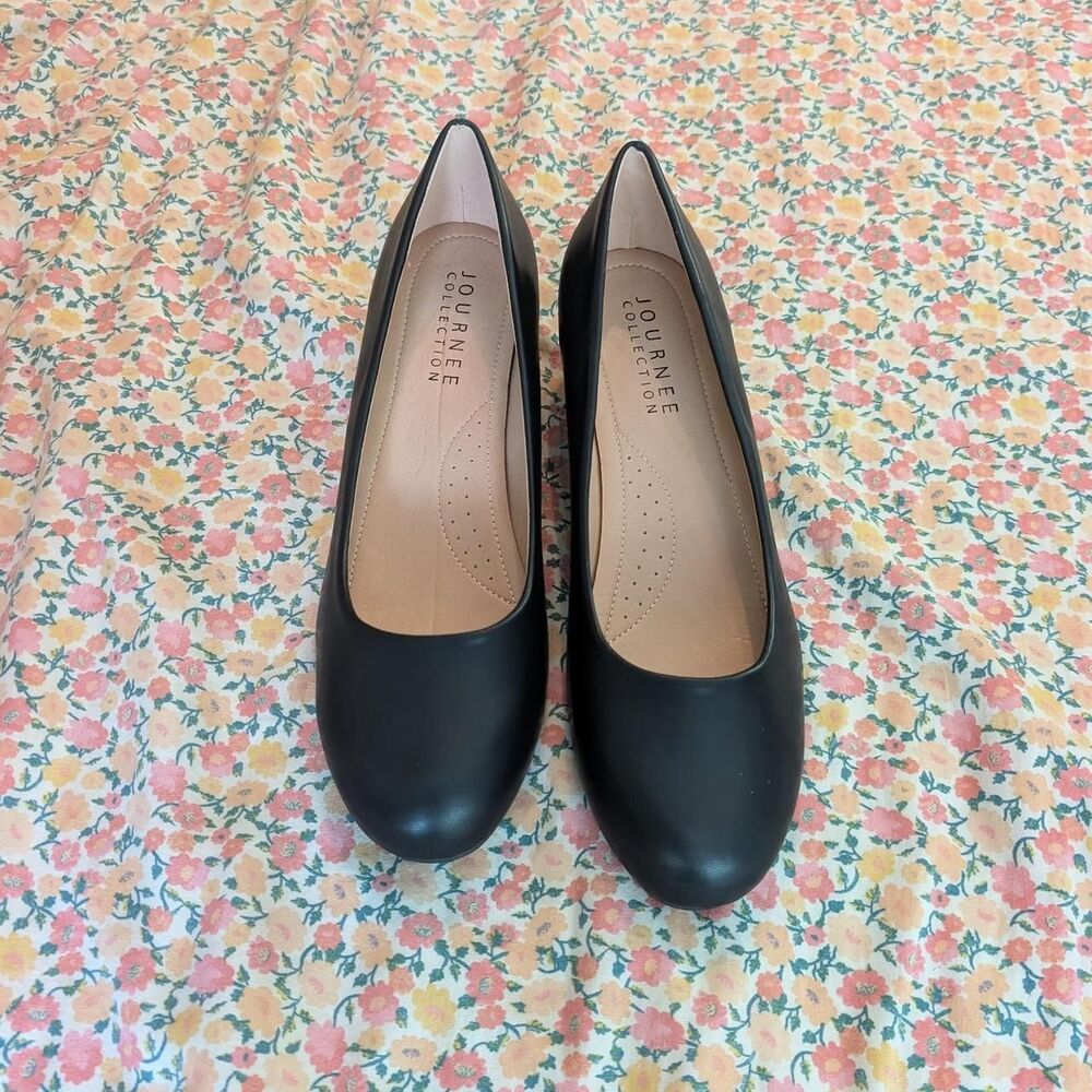Journee Collection Women's Black Courts
